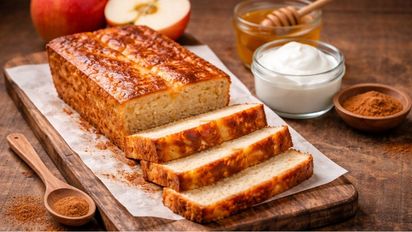 Cómo hacer budín de manzana sin harina solo con manzana, huevo y yogur: queda esponjoso y liviano