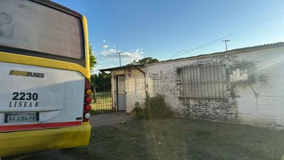 Robo en la parada de la línea 8 durante la madrugada en el norte de Santa Fe