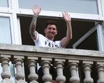 Messi saludó a los fanáticos desde el balcón de su habitación en el hotel Royal Monceua.
