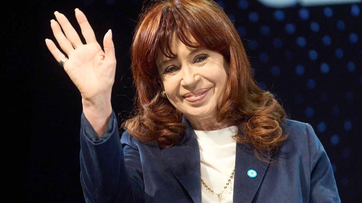 Después de semanas de silencio, la vicepresidenta Cristina Kirchner reapareció en un acto en la ciudad de Buenos Aires. Después de semanas de silencio, la vicepresidenta Cristina Kirchner reapareció en un acto en la ciudad de Buenos Aires. 