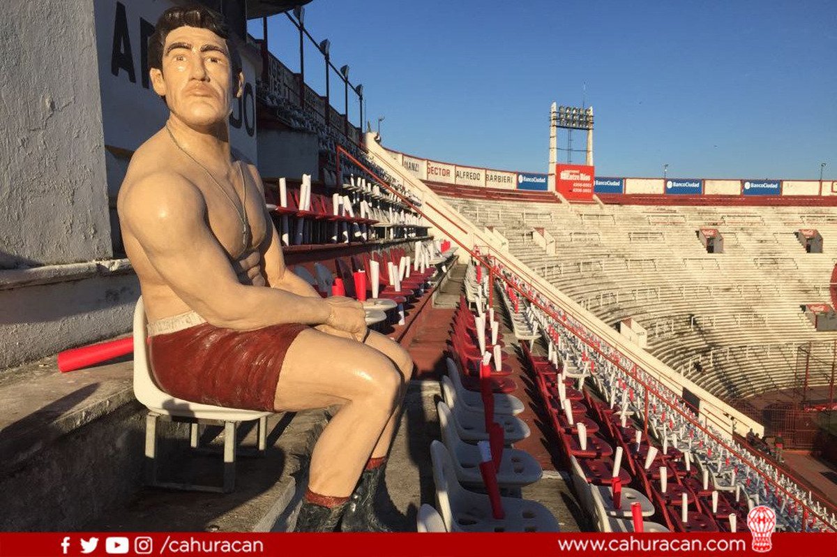 La segunda estatua en honor a Bonavena, que es de tamaño natural, se ubica en la tribuna Miravé del estadio Tomás Adolfo Ducó, y recrea la escena del pesaje de su pelea frente a Muhammad Ali. La misma fue presentada el sábado 12 de mayo de 2018, cuando Huracán recibió a Boca, y empataron 3 a 3. La segunda estatua en honor a Bonavena, que es de tamaño natural, se ubica en la tribuna Miravé del estadio Tomás Adolfo Ducó, y recrea la escena del pesaje de su pelea frente a Muhammad Ali. La misma fue presentada el sábado 12 de mayo de 2018, cuando Huracán recibió a Boca, y empataron 3 a 3.