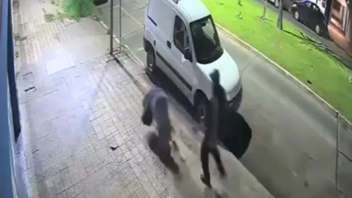 Los motochorros golpearon y arrastraron a la mujer para robarle sus pertenencias.