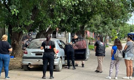 Peritos de la AIC llegaron al lugar y revisaron el vehículo en donde ocurrió el ataque. Peritos de la AIC llegaron al lugar y revisaron el vehículo en donde ocurrió el ataque.