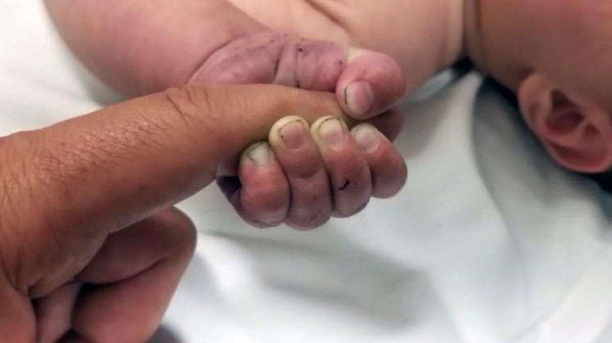 Un hombre drogado enterró vivo a un bebé