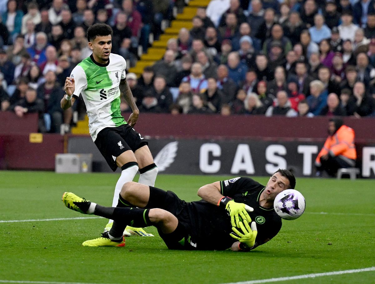 El insólito blooper de Emiliano Martínez ante Liverpool. El insólito blooper de Emiliano Martínez ante Liverpool.