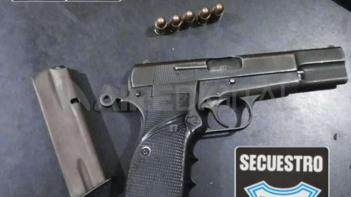 La pistola calibre 9 mm y el cargador con los cartuchos secuestrados por la policía. La pistola calibre 9 mm y el cargador con los cartuchos secuestrados por la policía.
