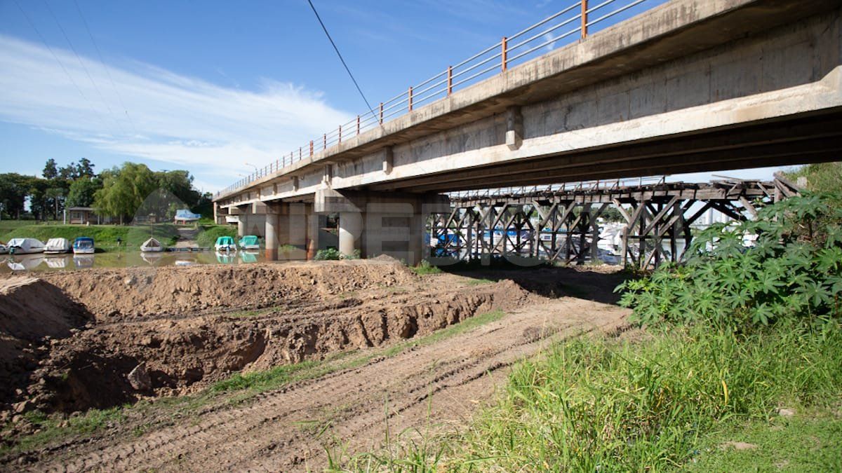 El movimiento no autorizado de suelo incluso incluyó al terreno que está debajo del puente Héroes de Malvinas.