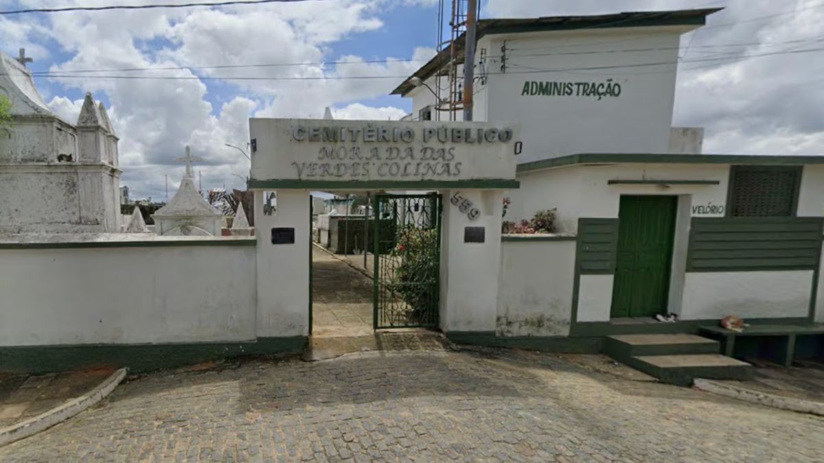 El cuerpo fue encontrado sentado sobre su propia tumba.