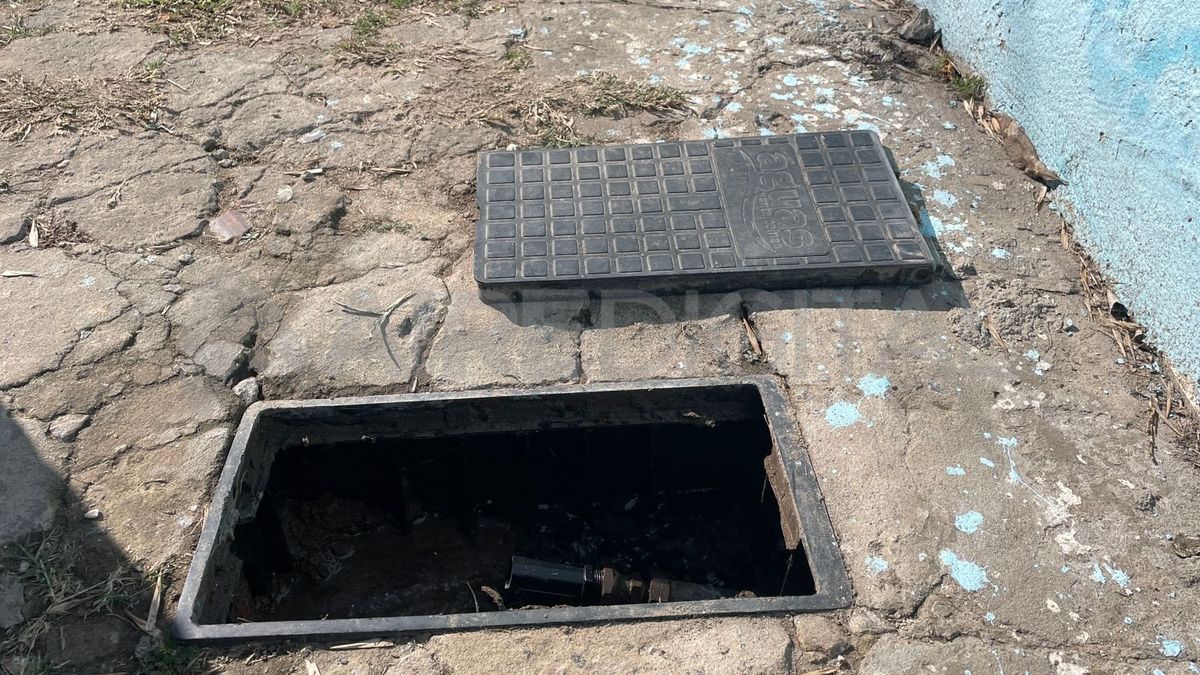 Los delincuentes se roban los caños de bronce de los medidores de Aguas Santafesinas.
