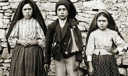 El domingo 13 de mayo de 1917, los tres niños fueron a pastorear sus ovejas como de costumbre, a un lugar conocido como Cova da Iria, cerca de su pueblo de Fátima en Portugal El domingo 13 de mayo de 1917, los tres niños fueron a pastorear sus ovejas como de costumbre, a un lugar conocido como Cova da Iria, cerca de su pueblo de Fátima en Portugal