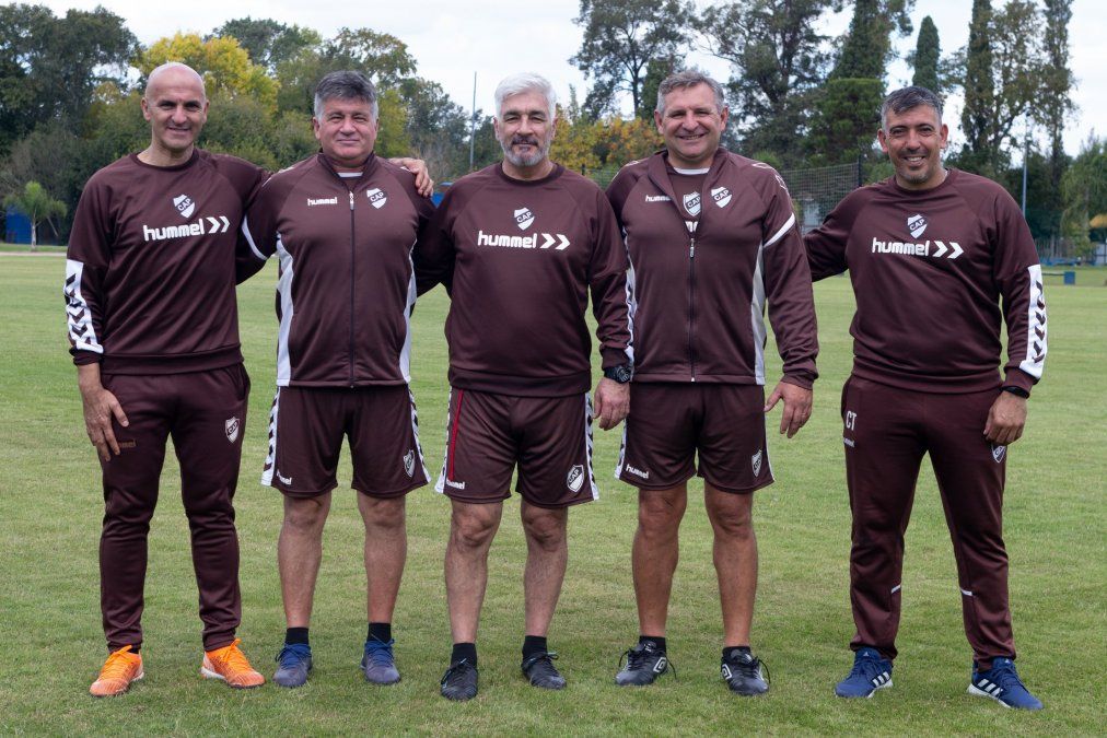 Omar De Felippe asumió al frente del plantel de Platense y debutará ante el líder Racing