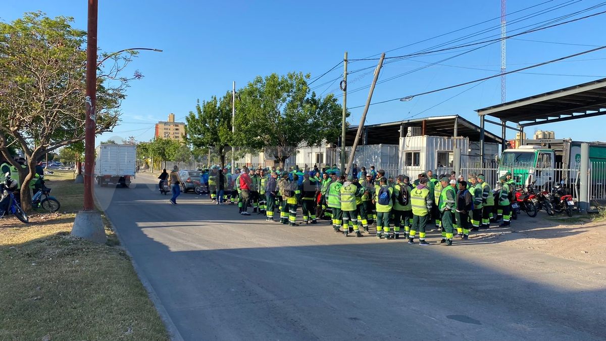 Los trabajadores de Cliba llevan adelante un paro por un reclamo económico. Los empleados de la empresa Urbafe se plegan a la medida.