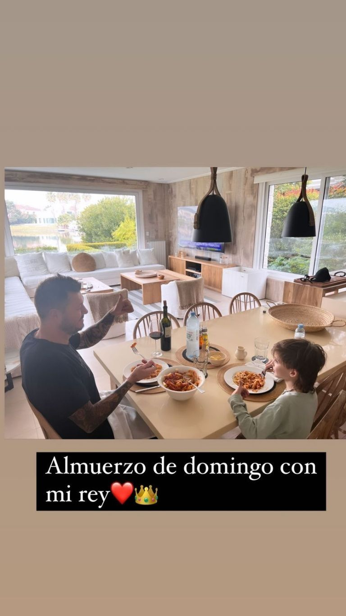Marcelo Tinelli almorzando junto a Lorenzo, su hijo menor.