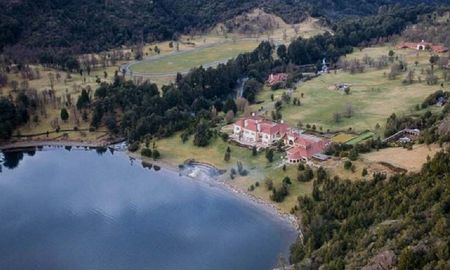 La justicia federal de Bariloche dispuso un allanamiento a la estancia de Lago Escondido del magnate británico Joe Lewis. La justicia federal de Bariloche dispuso un allanamiento a la estancia de Lago Escondido del magnate británico Joe Lewis.