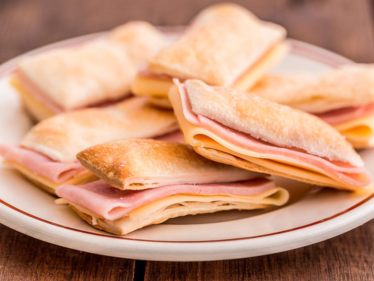 Cómo hacer fosforitos de jamón y queso con tapa de tarta. Cómo hacer fosforitos de jamón y queso con tapa de tarta.