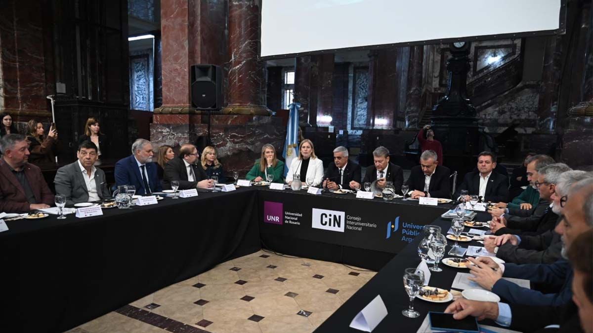 Sesenta y tres rectores y rectoras se reúnen en Rosario para discutir el presupuesto universitario y el futuro de la educación superior en Argentina.