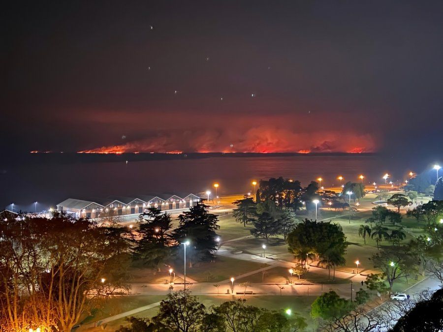 Vista noctura desde Rosario de los incendios en la zona de islas del humedal del Paraná.