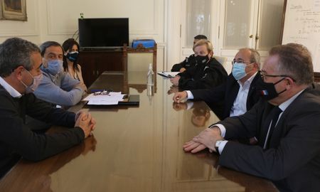 El ministro de Seguridad Jorge Lagna se reunió este lunes con el intendente de Rosario Pablo Javkin. El ministro de Seguridad Jorge Lagna se reunió este lunes con el intendente de Rosario Pablo Javkin.