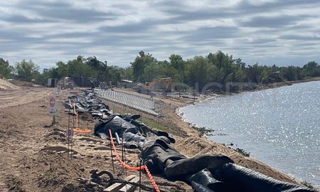 El gobernador Maximiliano Pullaro recorrió las obras que se llevan adelante en el terraplén Garello, ubicado en Colastiné Norte. El gobernador Maximiliano Pullaro recorrió las obras que se llevan adelante en el terraplén Garello, ubicado en Colastiné Norte.