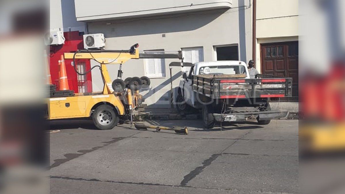 La camioneta impact&oacute; de lleno contra la puerta de la casa.&nbsp;