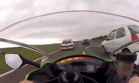 Motociclista se filmó manejando a 300 km/h en autopista Rosario-Córdoba