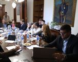 El dictamen que prepara la comisión deberá luego ser tratado en una sesión conjunta de Diputados y Senadores. El dictamen que prepara la comisión deberá luego ser tratado en una sesión conjunta de Diputados y Senadores.