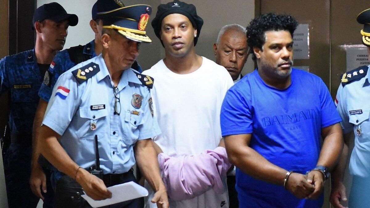 Conceden arresto domiciliario a Ronaldinho, tras el pago de una fianza
