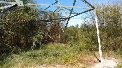 La Empresa Provincial de la Energía (EPE) constató actos de vandalismo sobre otra estructura metálica que sostiene la línea de alta tensión de 132 kV y vincula las estaciones Santo Tomé y Puerto de Santa Fe.