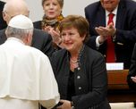 El Papa Francisco saluda a la titular del FMI, Kristalina Georgieva, ante la mirada del ministro de Economía argentino, Martín Guzmán. El Papa Francisco saluda a la titular del FMI, Kristalina Georgieva, ante la mirada del ministro de Economía argentino, Martín Guzmán.