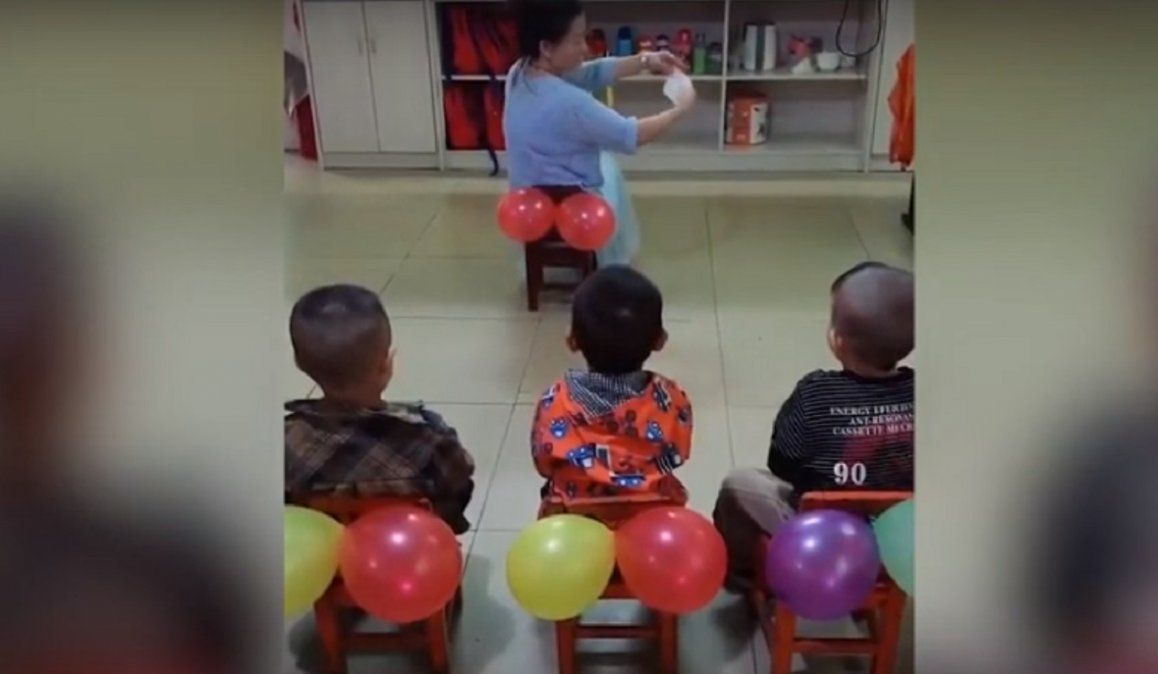 Video: así le enseña una maestra a sus alumnos a limpiarse la cola