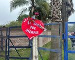 La gente despide al Indio Solari en las inmediaciones de Parque Leloir. La gente despide al Indio Solari en las inmediaciones de Parque Leloir.