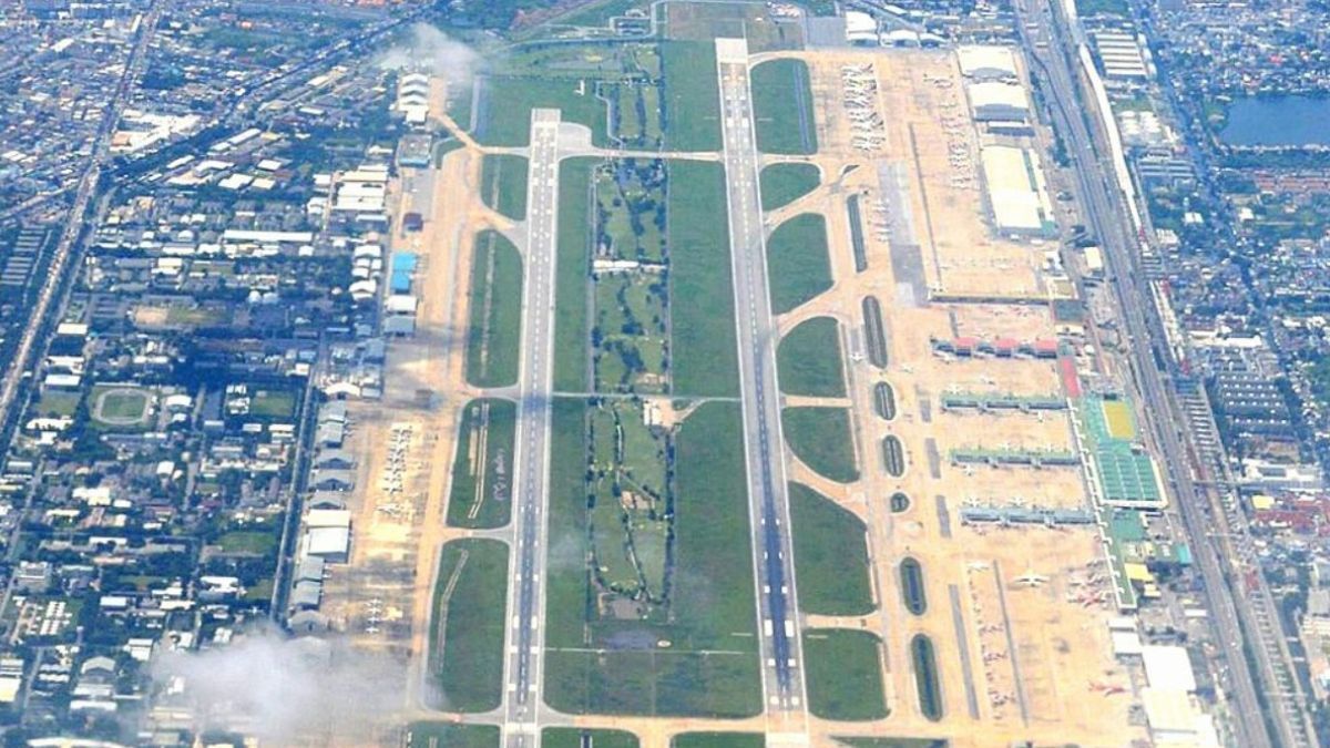 Vista aérea del aeropuerto Don Mueang, donde se aprecia claramente el campo de golf entre las pistas del mismo. Kantarat, que es público y está abierto todo el año, tiene 18 hoyos y una extensión (en todo su recorrido) de 5821 metros, ligeramente inferior al promedio para un par 72.