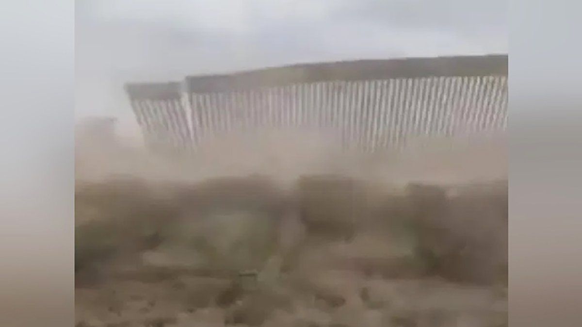 Parte del muro fronterizo entre M&eacute;xico y Estados Unidos que se habr&iacute;a derrumbado por la tormenta tropical Hanna.