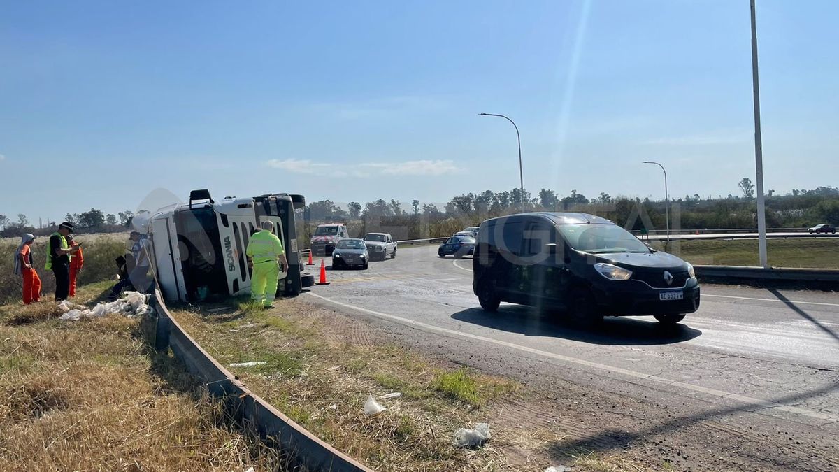 El tránsito estuvo parcialmente restringido en la zona hasta que pudieron correr el camión