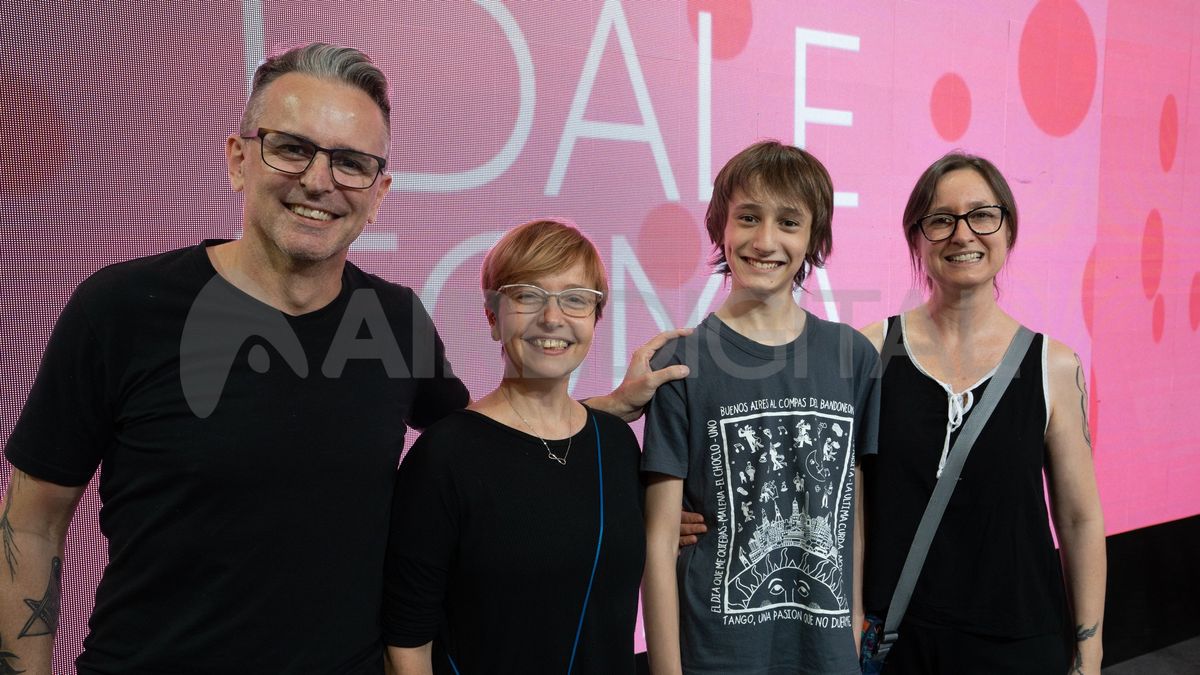 Jeremías junto a su papá, Pablo Azvalinsky, su profesora de ballet, Larisa Fanlo, y su mamá, Gabriela Serpentiello.