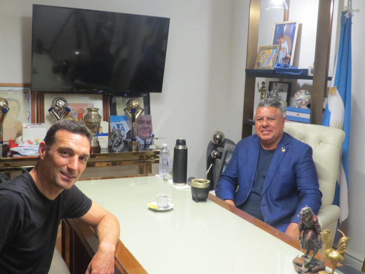 El cara a cara entre Lionel Scaloni y Chiqui Tapia, ya pensando en la Copa América 2024. El cara a cara entre Lionel Scaloni y Chiqui Tapia, ya pensando en la Copa América 2024.
