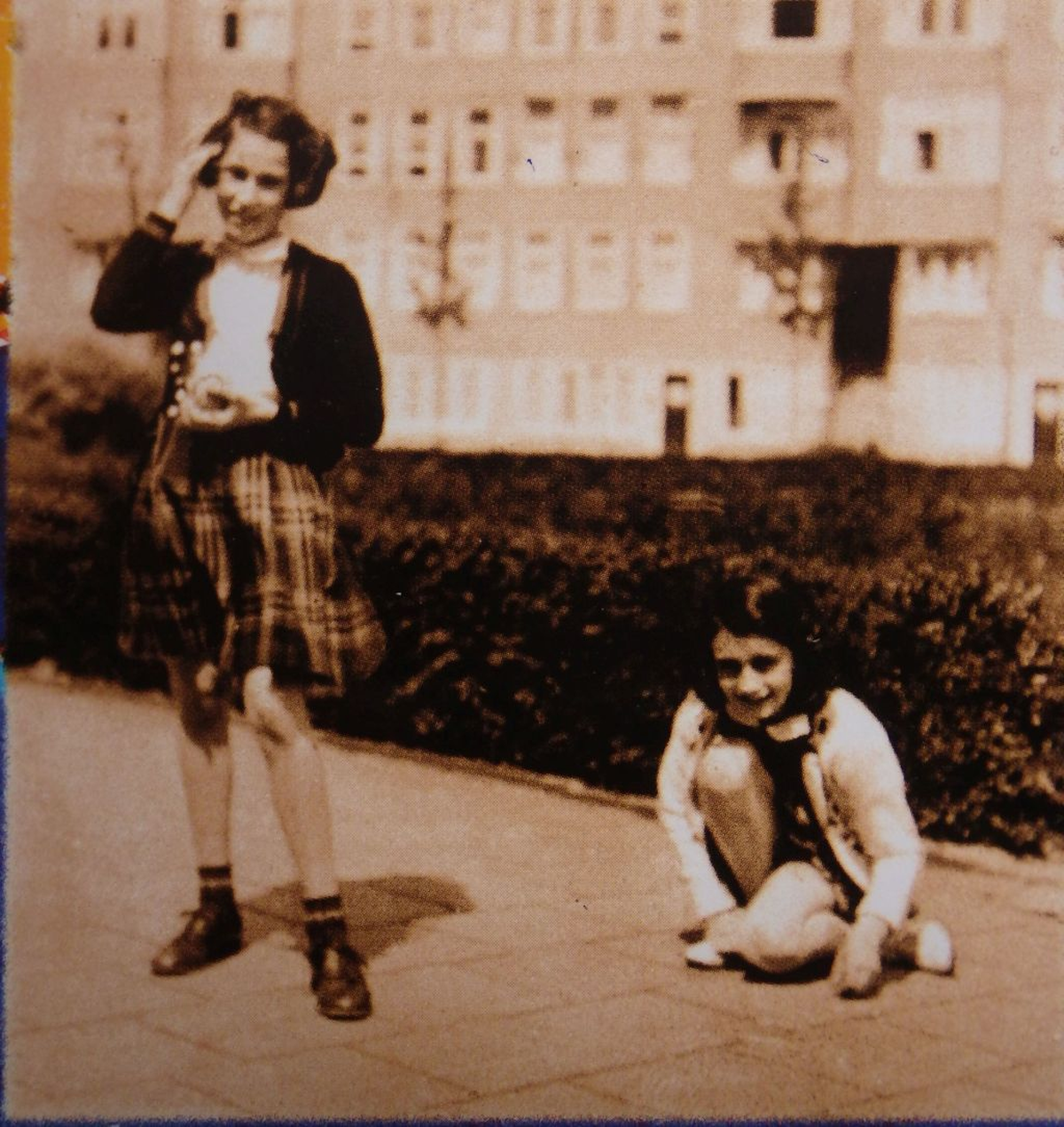 Ana Frank  jugando con Hanna, en Amsterdam.