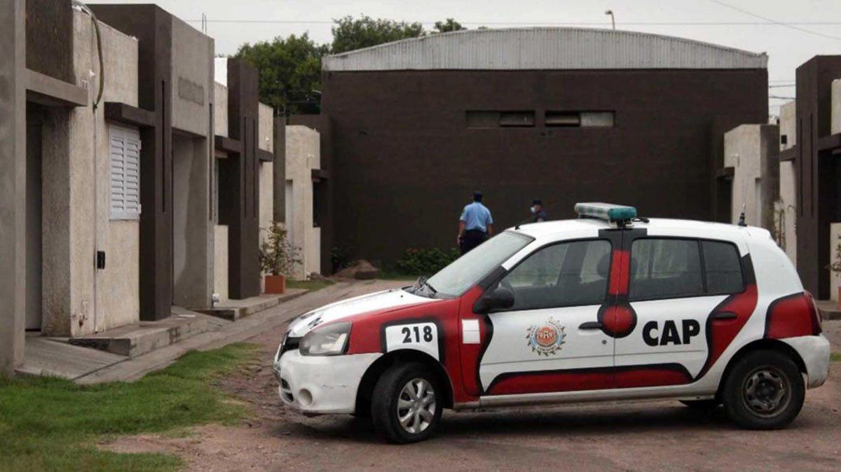 La mujer fue encontrada muerta en el baño de la casa, situada en un complejo de viviendas construidas por la municipalidad local. Foto: La Voz del Interior.