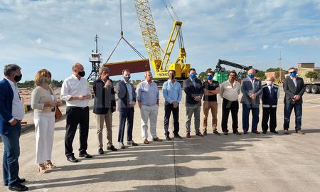 En el puerto estuvieron presentes el gobernador Omar Perotti, la ministra de Infraestructura, Silvina Frana, el ministro de la Producción, Daniel Costamagna y autoridades de TecPlata S.A. En el puerto estuvieron presentes el gobernador Omar Perotti, la ministra de Infraestructura, Silvina Frana, el ministro de la Producción, Daniel Costamagna y autoridades de TecPlata S.A.