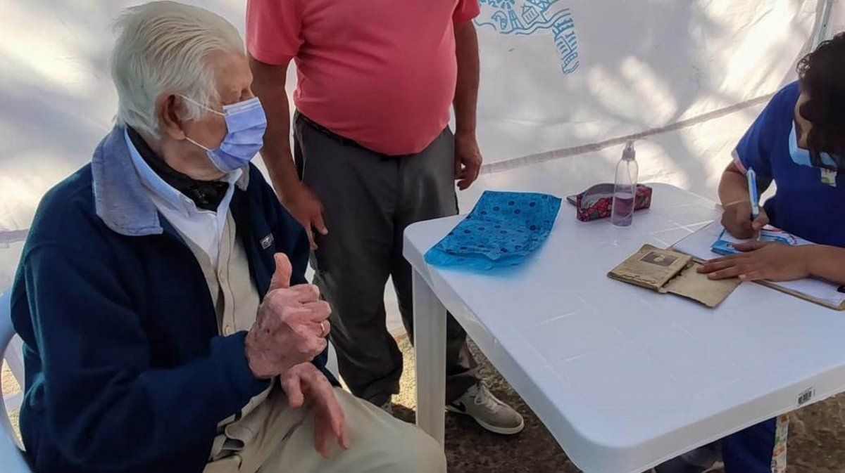 Juan Antonio Hernández se convirtió en una de las primeras personas mayores de 70 años en vacunarse en la Argentina.