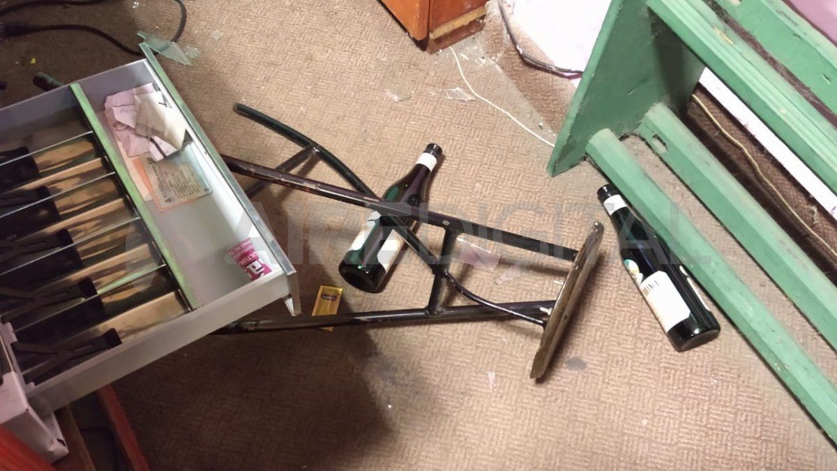 La caja registradora abierta y las dos botellas de fernet abandonadas en el piso