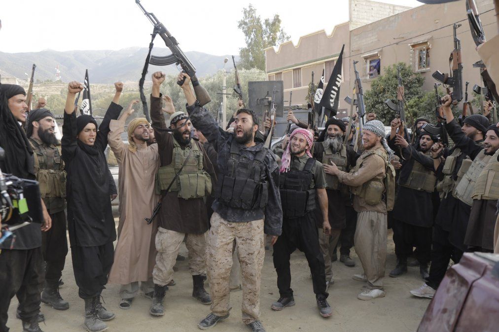 No Man’s Land se sumerge en las profundidades de la Guerra Civil de Siria a través de los ojos de Antoine, un joven francés, en búsqueda de su hermana quien se alejó y está presuntamente muerta. Mientras desentraña el misterio, pieza por pieza,