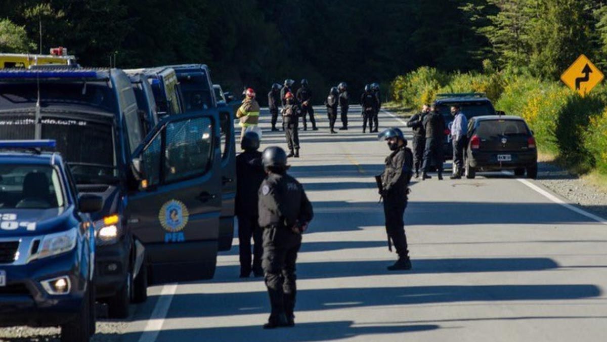 Así desalojaban a los mapuches en Villa Mascardi este martes.