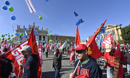 La manifestación antifascista convocada este sábado en Roma por las organizaciones sindicales reunió a más de 100.000 participantes, según el secretario general de la Unión Italiana del Trabajo (UIL, por sus siglas en italiano), Pierpaolo Bombardieri. La manifestación antifascista convocada este sábado en Roma por las organizaciones sindicales reunió a más de 100.000 participantes, según el secretario general de la Unión Italiana del Trabajo (UIL, por sus siglas en italiano), Pierpaolo Bombardieri.