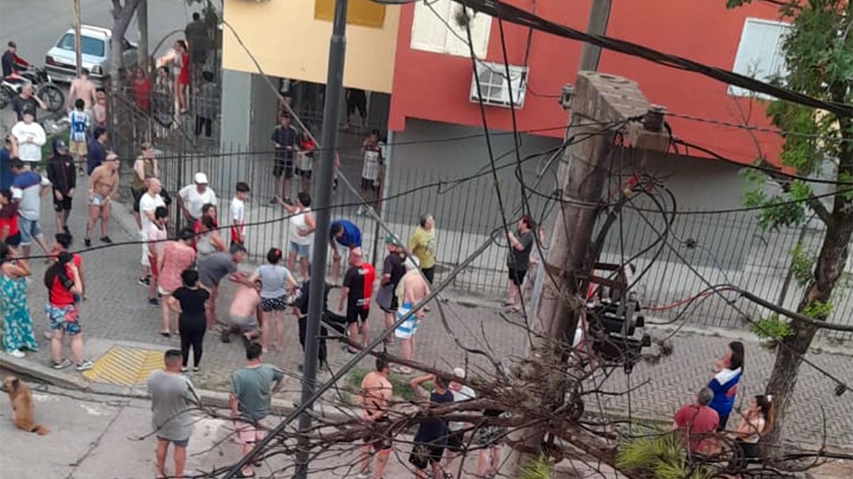 Tras El Partido Por El Descenso, Un Hincha De Colón Murió Al Caer De ...