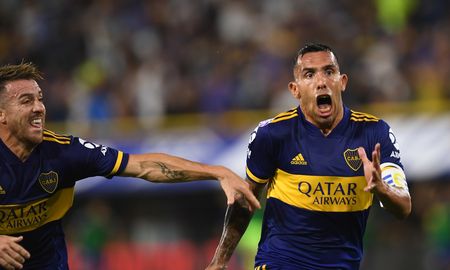 La Justicia investiga a Carlos Tévez por haber roto la cuarentena para jugar al fútbol con el ex candidato a intendente de Maipú, Facundo Coudanne. La Justicia investiga a Carlos Tévez por haber roto la cuarentena para jugar al fútbol con el ex candidato a intendente de Maipú, Facundo Coudanne.