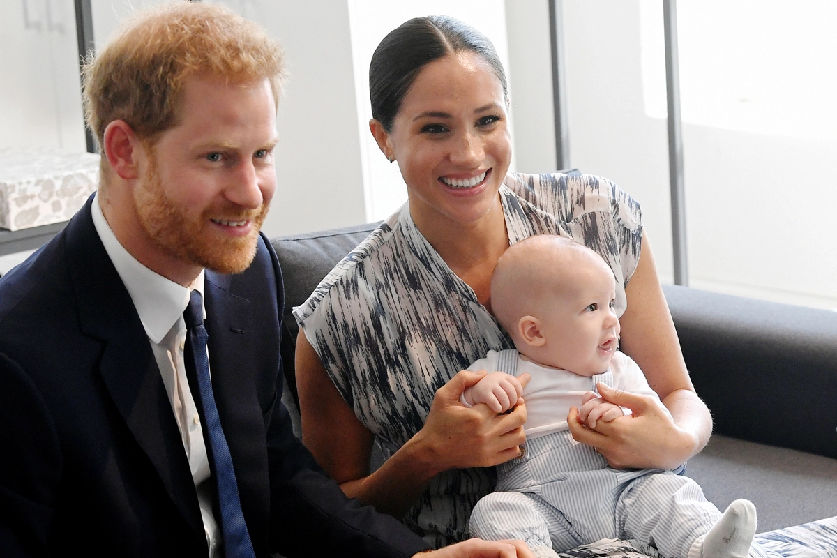 El principe Harry, su esposa Meghan Markle y su hijo Archie