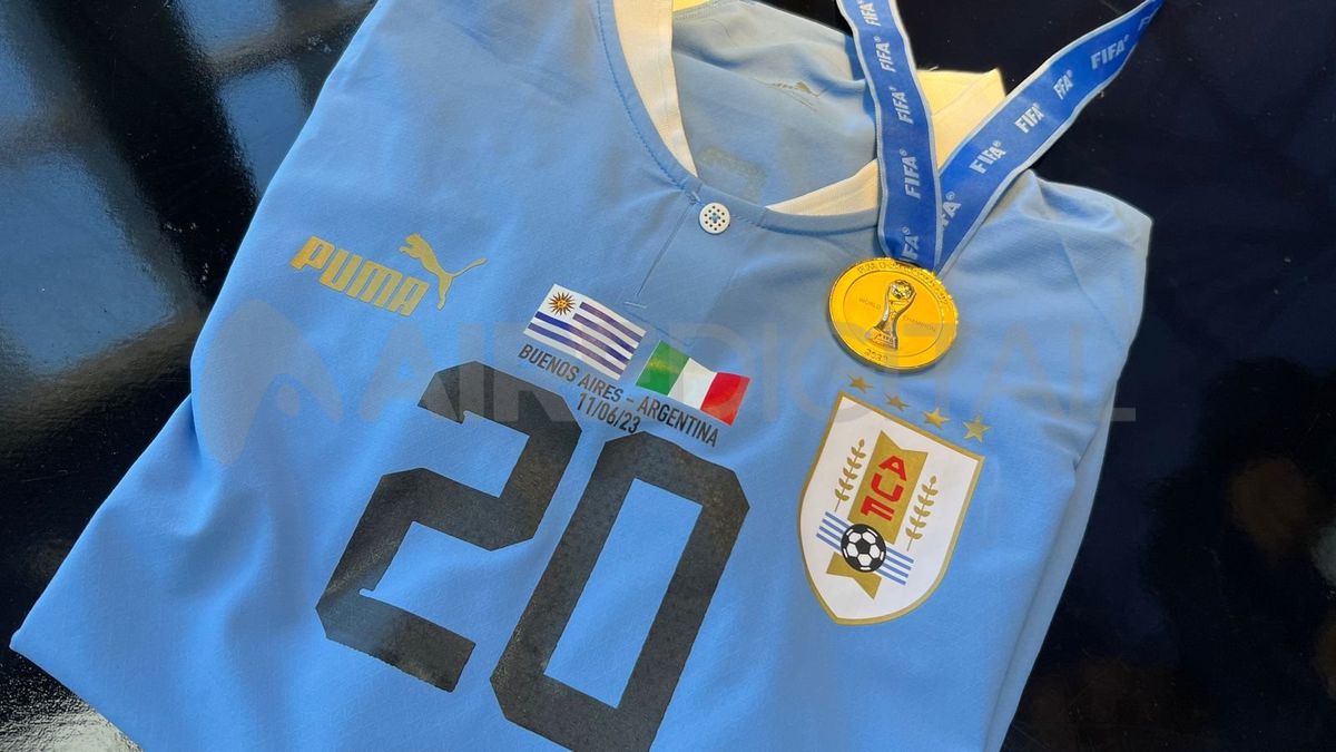 La medalla de campeón y la camiseta número 20 que usó Nicolás Siri durante el Mundial juvenil que se desarrolló en Argentina. La medalla de campeón y la camiseta número 20 que usó Nicolás Siri durante el Mundial juvenil que se desarrolló en Argentina.