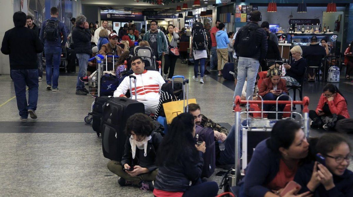 55 vuelos cancelados y más de 6.000 pasajeros demorados en Aeroparque y Ezeiza