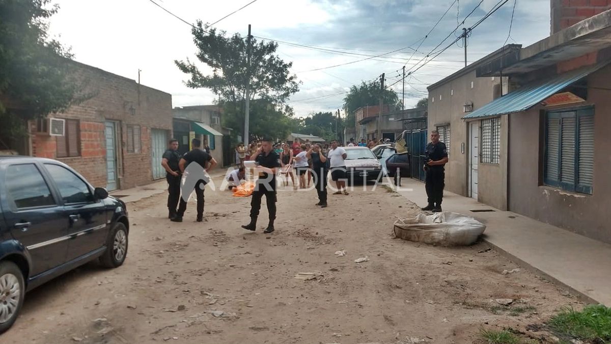 Conmoción en las calles de barrio Estanislao López tras el crimen de un joven.